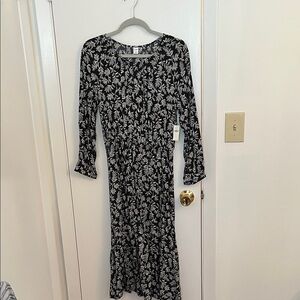 Old Navy Black and White Long Sleeve Dress